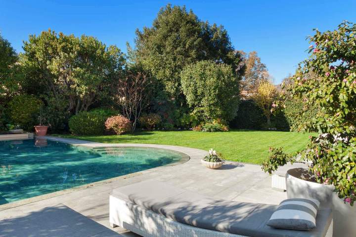 Création de terrasses, d'accès, de piscines et d'autres ouvrages